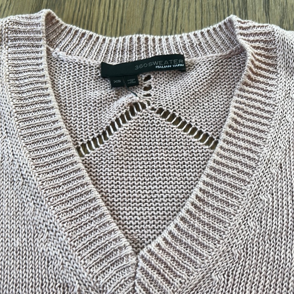 360 sweater size xs rose color with white on sleeves light yarn fabric